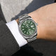 Relogio Mecanico Masculino Silver Emerald Leaf no pulso 6