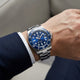 relogio automatico azul no pulso 6
