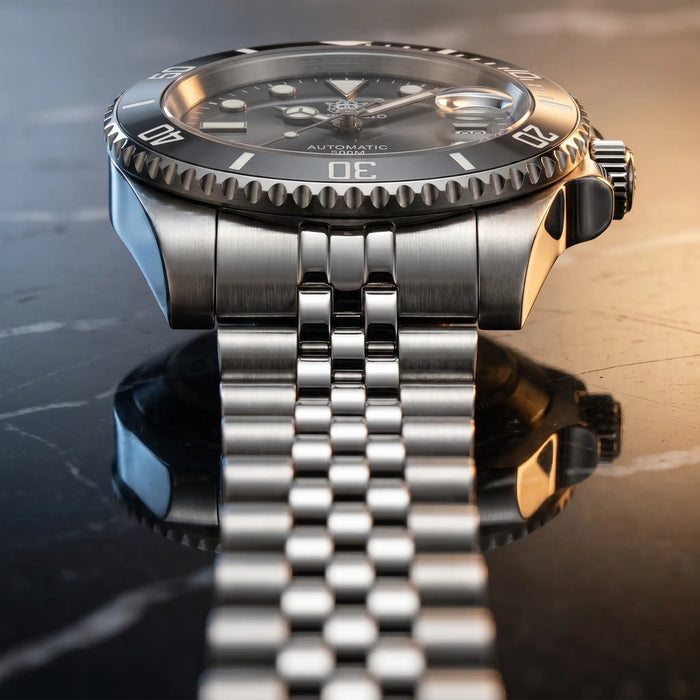 Detalhe do Relógio Automático Submariner Silver com bezel rotativo e escala graduada