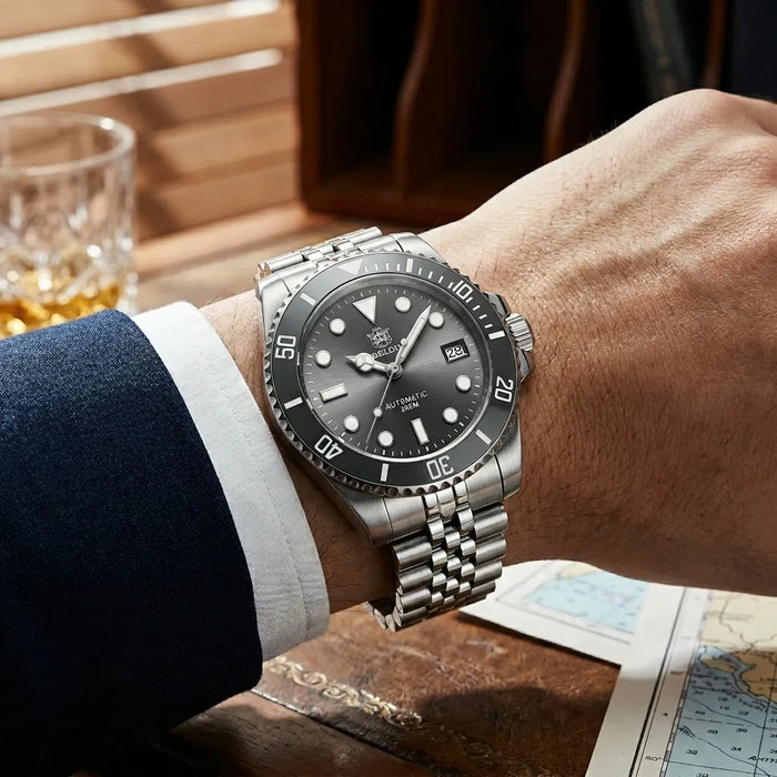 Relógio Automático Submariner Silver no pulso em uso masculino